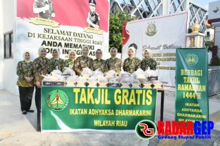 Ikatan Adhyaksa Dharmakarini Wilayah Riau Laksanakan Kegiatan Sosial Bagi-Bagi Takjil Kepada Masyarakat